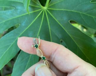 #67 - $365 - 7" Emerald bracelet on 10kt gold . 6.6gr.