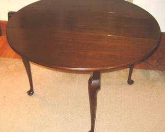 Liv Rm 22 Queen Ann mahog drop leaf tbl open