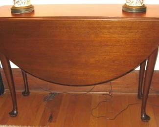 Liv Rm 21 Queen Ann style mahog drop leaf tbl