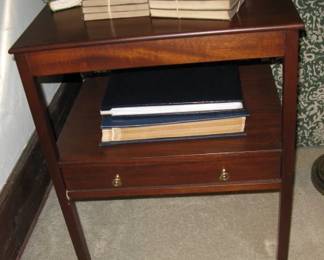 Den 1 Mahogany table