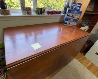 Drop leaf table