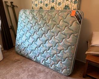Queen mattress 3 yrs old