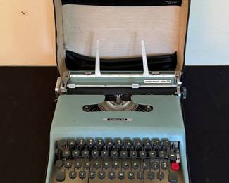 1950's Vintage Underwood-Olivetti Lettera 22 Portable Typewriter