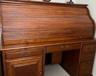 Stunning Riverside Meridian Cherry Roll-Top Desk