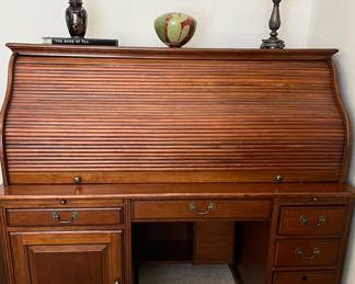 Stunning Riverside Meridian Cherry Roll-Top Desk