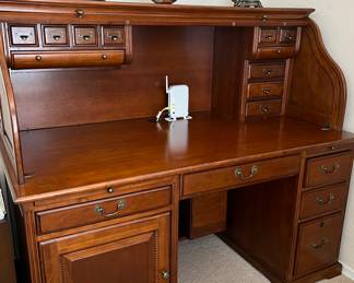 Stunning Riverside Meridian Cherry Roll-Top Desk
