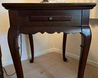 Ethan Allen End Table w Pull-Out Tray on Both Sides