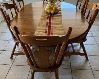 Dining Table w 6 Chairs (Centerpiece/Runner not included)