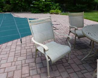 Outdoor table, 6 chairs & umbrella