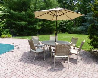 Outdoor table, 6 chairs & umbrella
