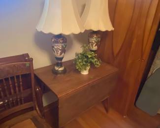 Drop leaf with matching table lamps