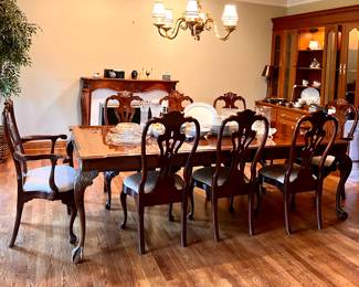 Beautiful Henredon dining room table w/8 chairs, 2 leaves and pads