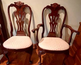 Beautiful  Henredon  dining room table w/8 chairs, 2 leaves and pads