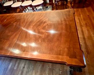Beautiful Henredon  dining room table w/8 chairs, 2 leaves and pads