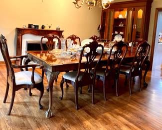 Beautiful Henredon  dining room table w/8 chairs, 2 leaves and pads