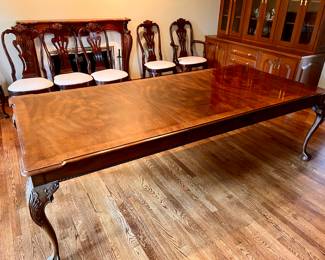 Beautiful Henredon  dining room table w/8 chairs, 2 leaves and pads