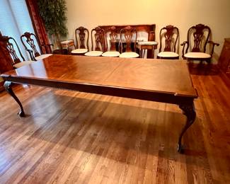 Beautiful  Henredon  dining room table w/8 chairs, 2 leaves and pads