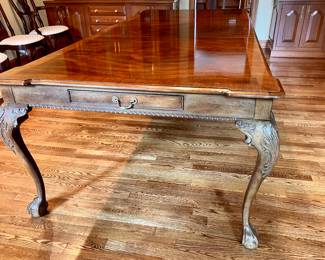 Beautiful  Henredon  dining room table w/8 chairs, 2 leaves and pads- drawers at both ends