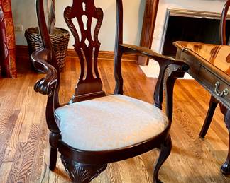 Beautiful Henredon  dining room table w/8 chairs, 2 leaves and pads