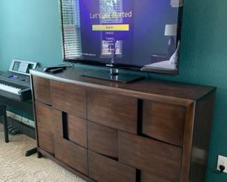 Magnussen Home Furnishings Dark Brown Master Bedroom Set (Dresser, 2 Bedside Tables, Bedframe with Drawers) + Samsung TV