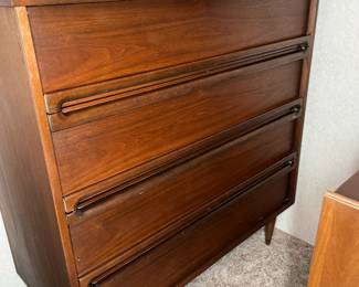 Mid Century Modern Bassett Furniture Chest of Drawers