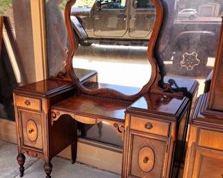 Matching vanity w/ bench