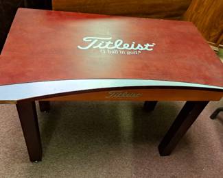 "Titlest" Golf display table