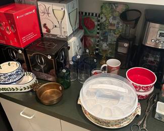 F62 - Kitchen items are priced individually - lots available to choose from!