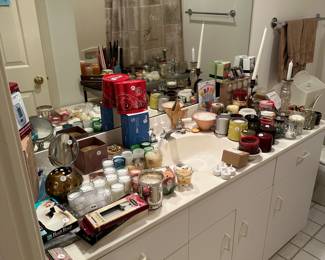 F126 - Lots of candles - priced to go!