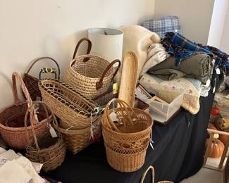 F106 - Lots of small decor items. 