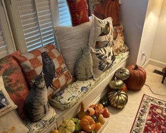 F108 - Lots of small decor items. 