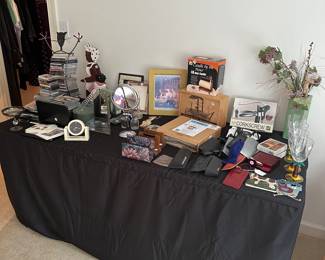 F135 - Lots of small decor items. 