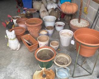 F170 - Lot of garden planters priced individually. 