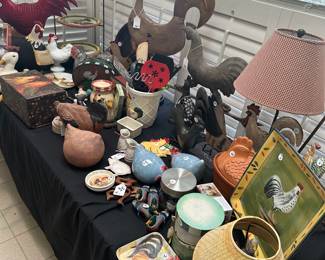 F85 - Lots of Chicken Decor!