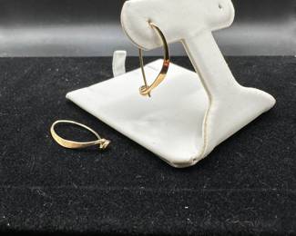 L26 - $150. Ed Levin 14kt gold. Hangs 2 1/8". 