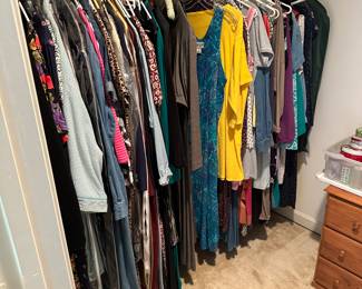 F111 - Lots of vintage ladies clothing. Mostly size Large / XL. 