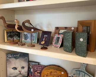 F123 - lots of small decor items. 