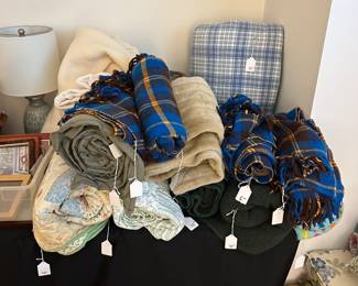 F105 - Lots of small decor items