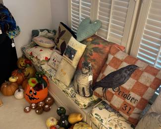 F104 - lots of small decor items. 