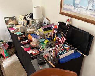 F134 - Lots of small decor items. 