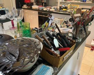 F70 - Kitchen items are priced individually - lots available to choose from!