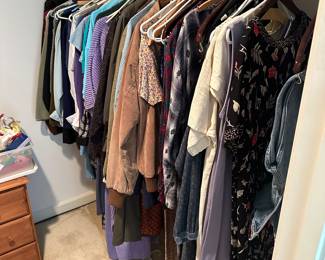 F112 - Lots of vintage ladies clothing. Mostly size Large / XL. 
