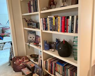 F122 - lots of small decor items. 