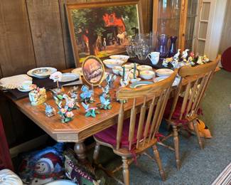 Dining table w/ 2 leaves, table pads, and (6) chairs 