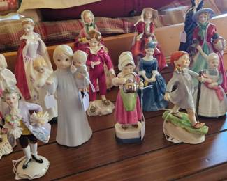 Closeup of the figurines