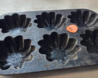 CAST IRON MUFFIN PAN