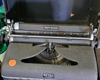VINTAGE TYPEWRITER