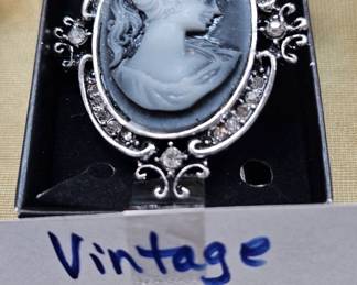 VINTAGE CAMEO PIN