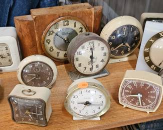 LOT OF VINTAGE CLOCKS