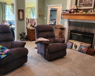 2 new, clean La Z Boy Chairs lazyboy